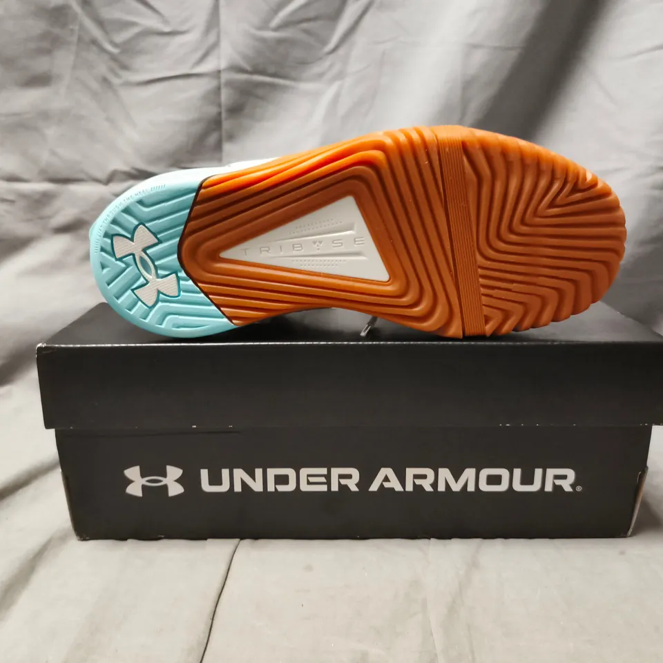 BOXED PAIR OF UNDER ARMOUR TRIBASE REIGN 6 TRAINERS IN WHITE/BLUE SIZE UK 6