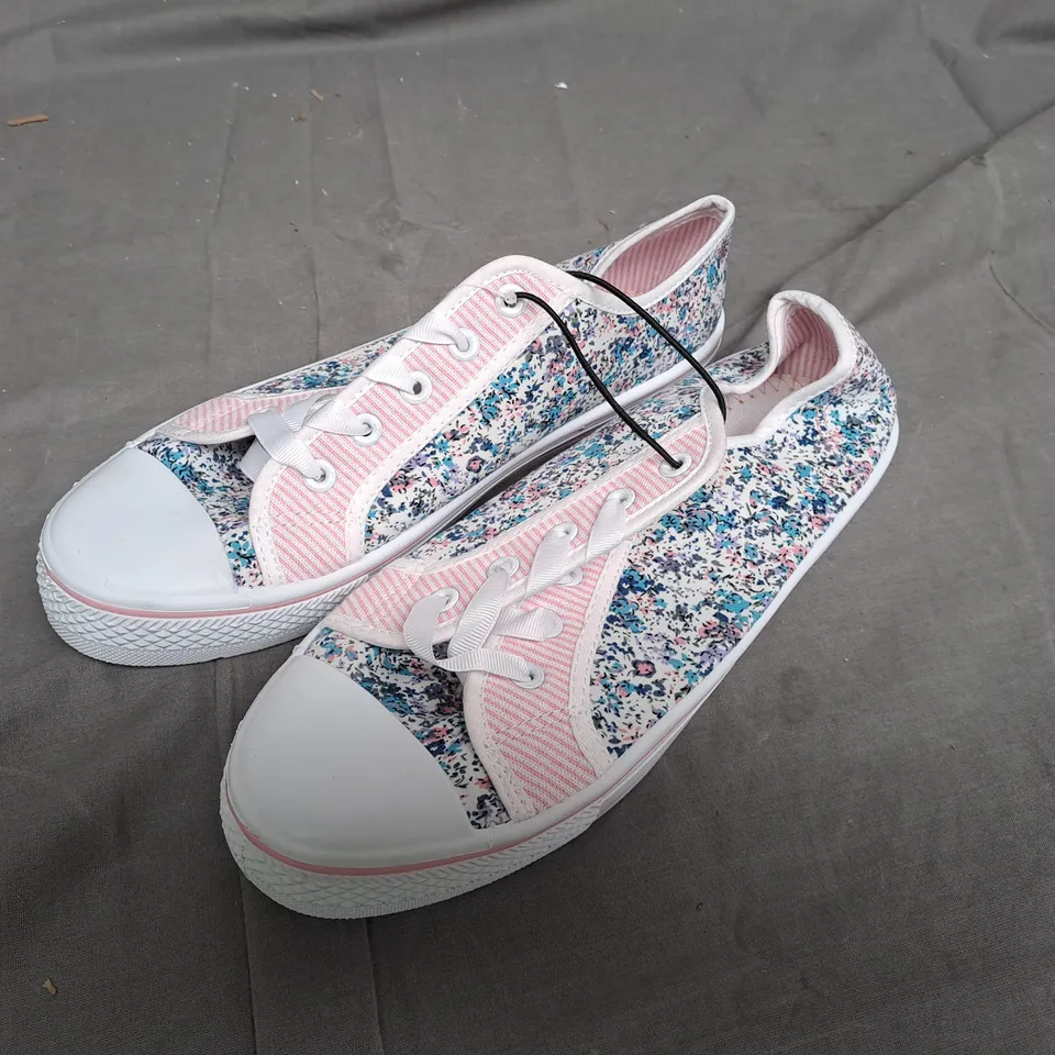 BOX OF APPROXIMATLY 10 FLAT FLOWER SHOES IN VARIOUS SIZE 