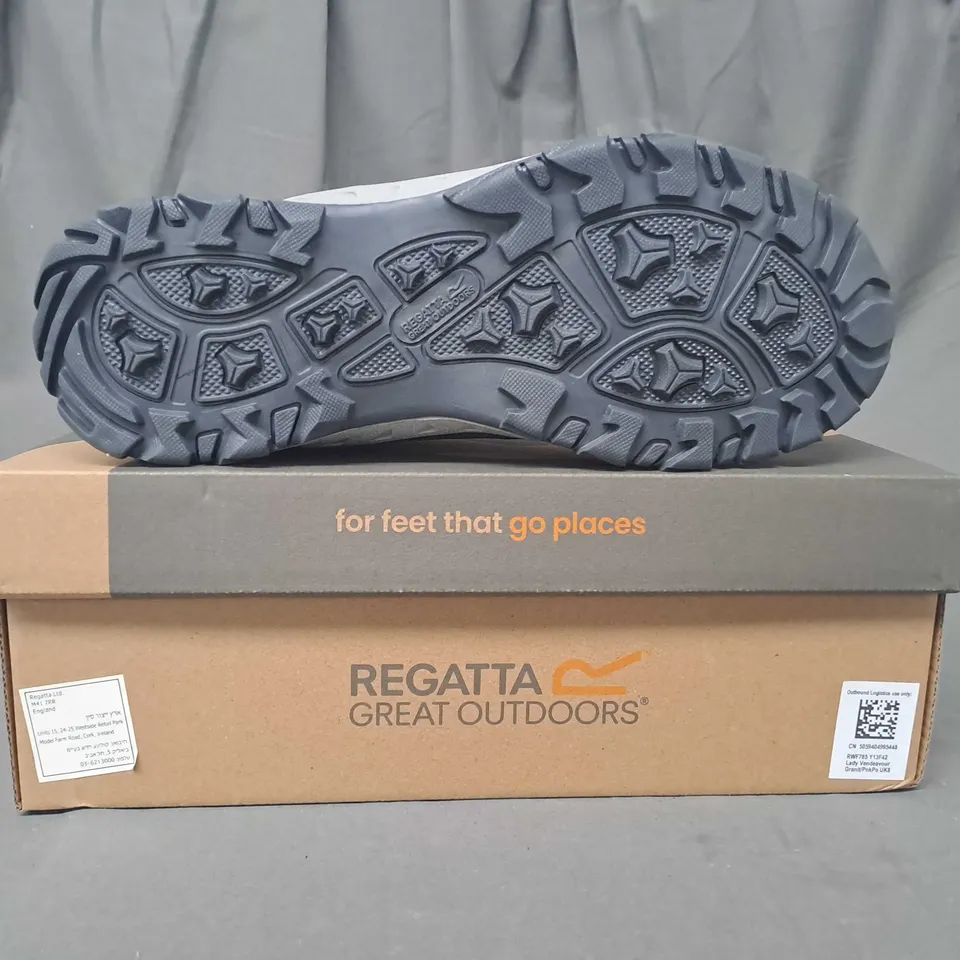 BOXED PAIR OF REGATTA LADY VENDEAVOUR SHOES IN GRAPHITE/PINK UK SIZE 8