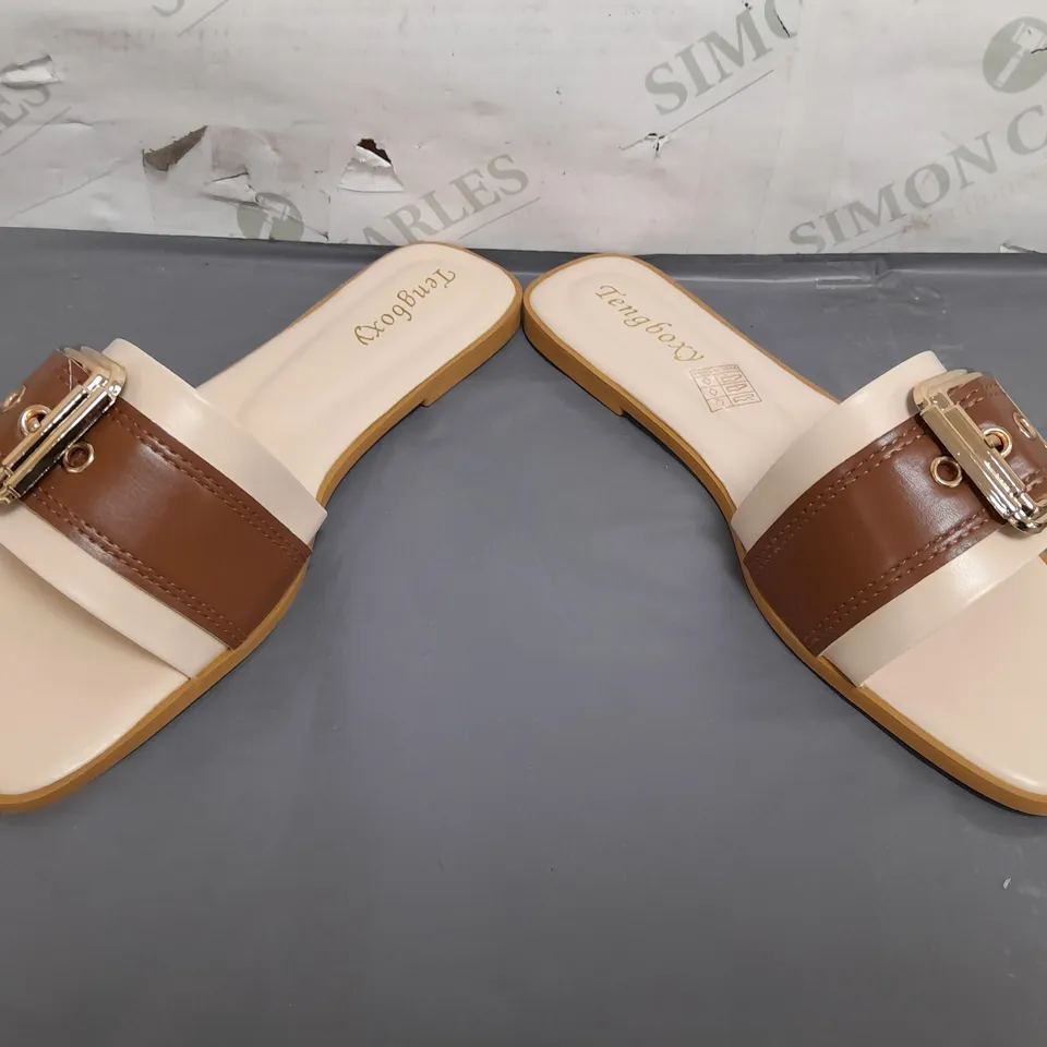 BOXED PAIR OF TENGBOXY OPEN TOE FLAT SLIDES IN BEIGE/BROWN EU SIZE 39