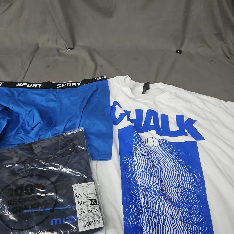 APPROXIMATELY 25 ASSORTED CLOTHING PRODUCTS IN VARIOUS STYLES & SIZES TO INCLUDE JUMPERS, T-SHIRTS, DRESSES ETC