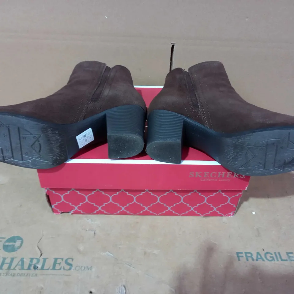 BOXED PAIR OF SKECHERS - SIZE 4.5
