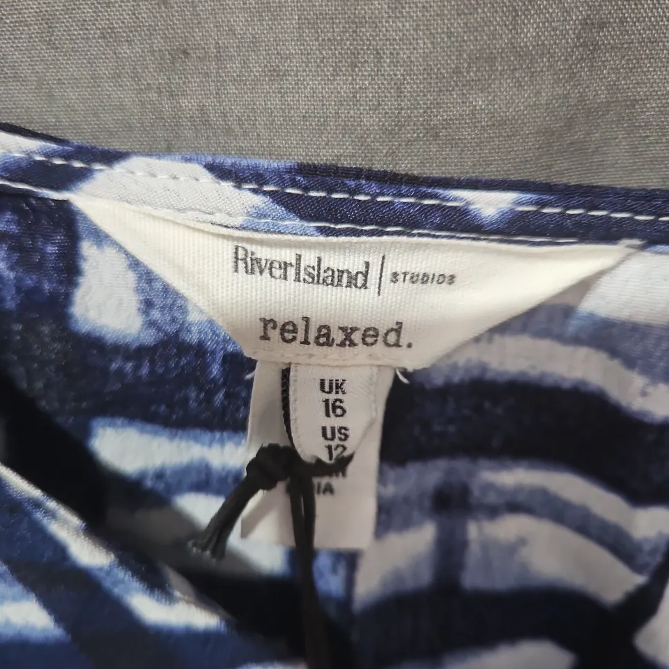 RIVER ISLAND WOMEN'S TOP – RELAXED FIT, BLUE/WHITE PRINT, UK 16 (US 12)