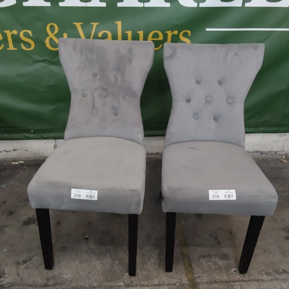 PAIR OF UPHOLSTERED RING & BUTTONED BACK DINING CHAIRS GREY PLUSH FABRIC 