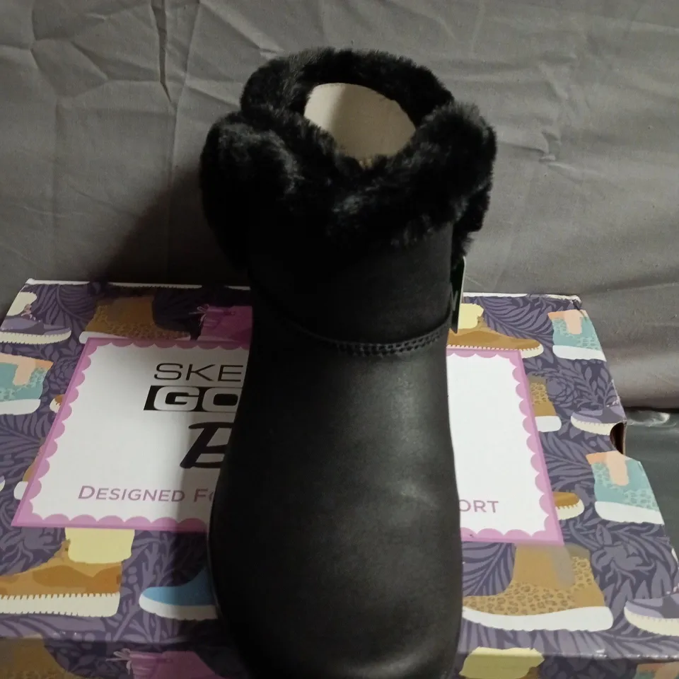 BOXED PAIR OF SKECHERS BLACK FUR-TRIM ANKLE BOOTS – UK SIZE 5