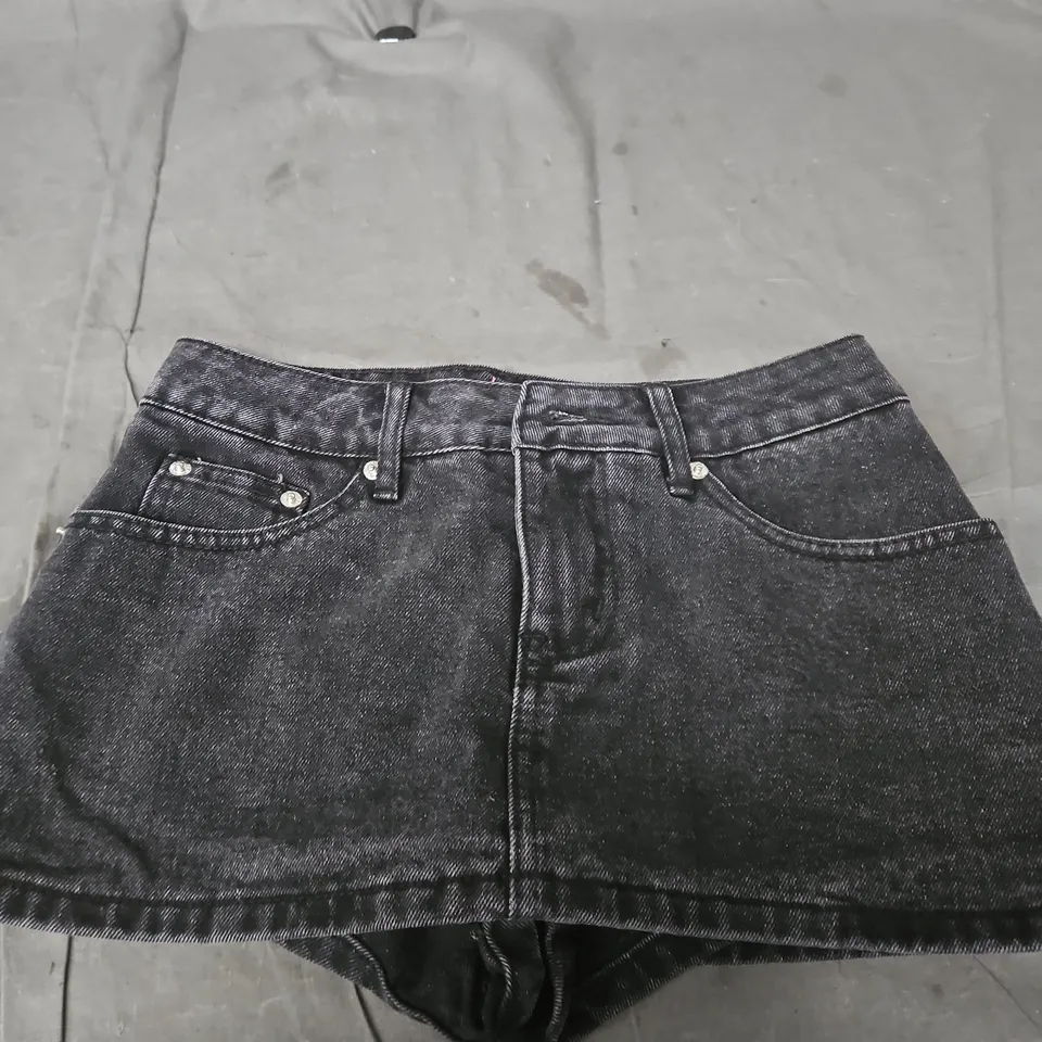 EDIKTED BLACK DENIM MINI SKIRT – XS