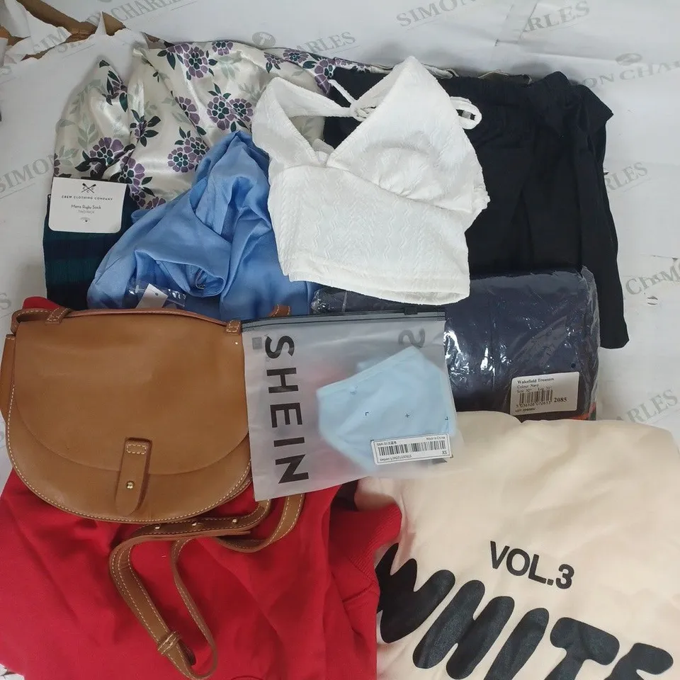 BOX OF APPROXIMATELY 25 ASSORTED CLOTHING ITEMS TO INCUDE - BAG, HOODIES , SOCKS ETC