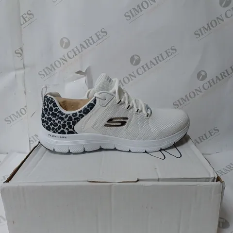 BOXED PAIR OF SKECHERS TRAINERS IN WHITE SIZE 6