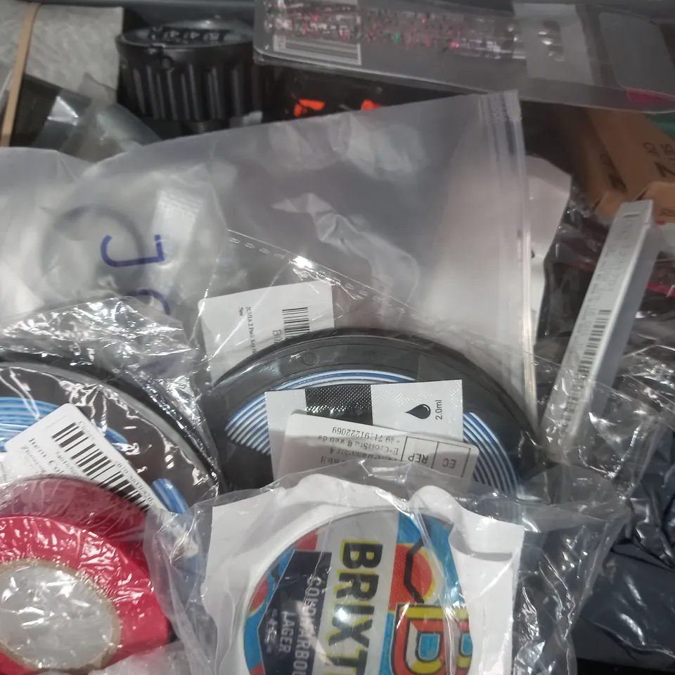 APPROXIMATELY 20 ASSORTED HOUSEHOLD ITEMS TO INCLUDE 4 PIECE TILER'S KIT, PERMANENT MARKERS, KNITTING YARN, ETC