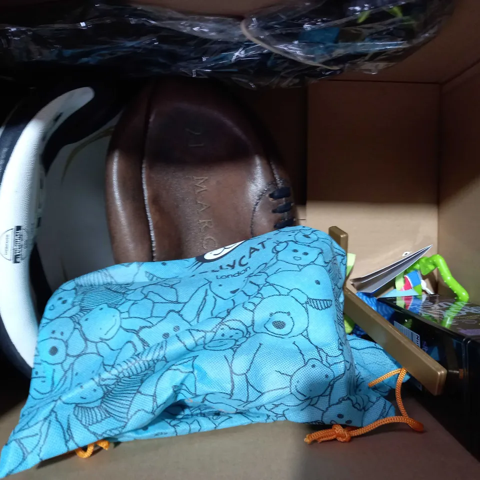 BOX OF APPROXIMATELY 5 ASSORTED TOYS AND GAMES TO INCLUDE SHOOT SIZE 5 FLY AWAY FOOTBALL IN WHITE, SHOOT SIZE 5 FLY AWAY FOOTBALL IN BLUE, EVERTON FOOTBALL, ETC