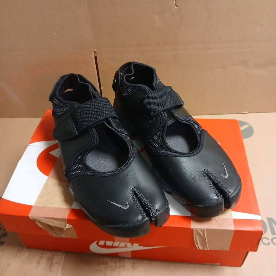NIKE AIR RIFT BLACK WOMENS SHOES BOXED SIZE 5.5