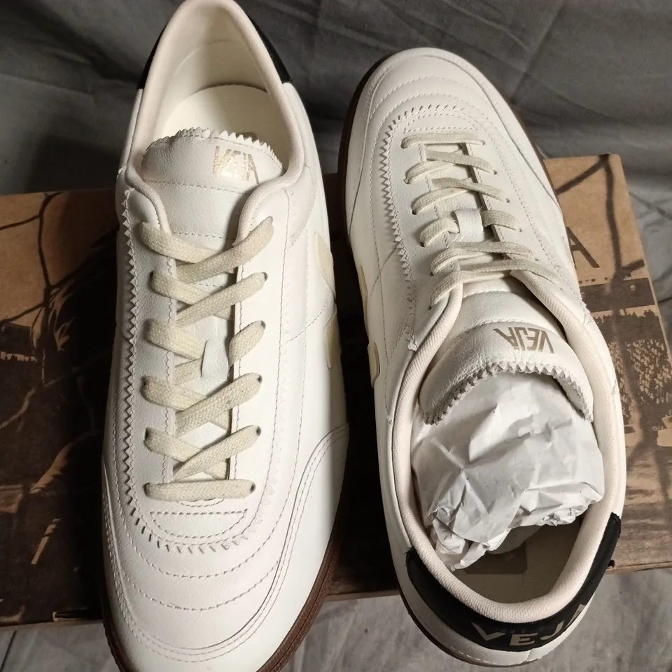 VEJA PANENKA WHITE LEATHER TRAINERS – UK 10 (EU 44)