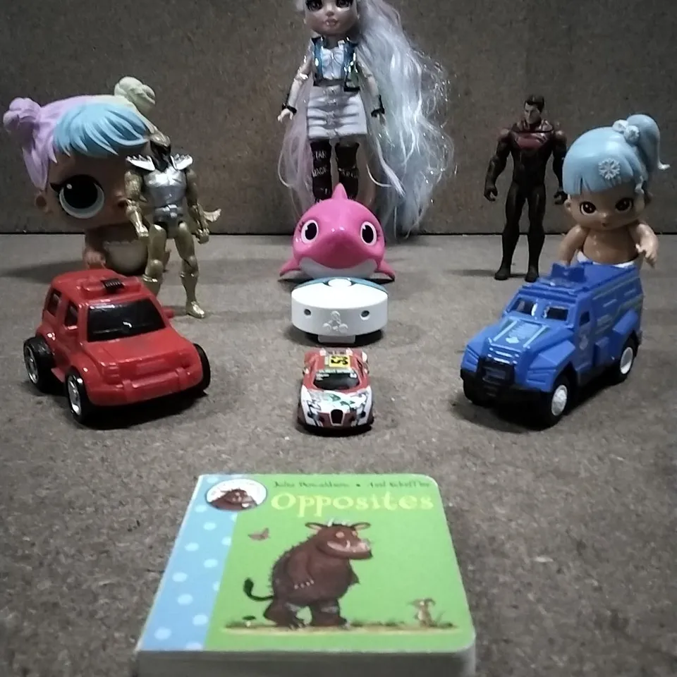 BOX CONTAINING LARGE AMOUNT OF CHILDREN'S TOYS