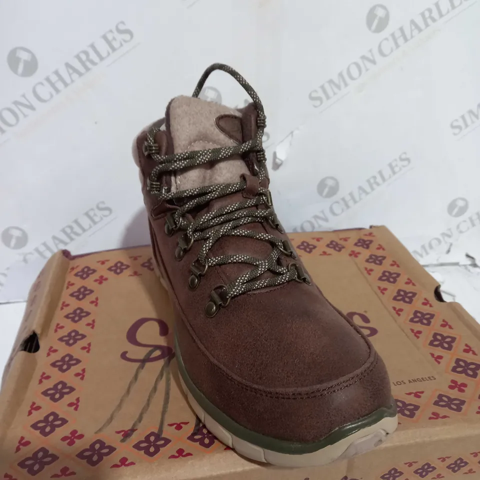 BOXED SKECHERS SYNERGY WARM TECH BOOTS, BROWN - SIZE 5.5