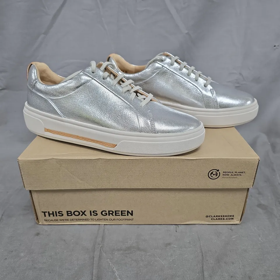 BOXED PAIR OF CLARKS HOLLYHOCK WALK SHOES IN SILVER SIZE UK 8