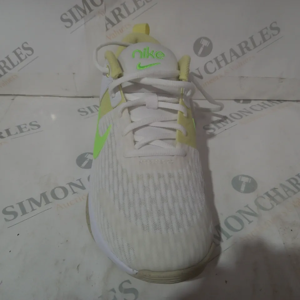 PAIR OF NIKE AIR ZOOM TRAINERS IN WHITE/GREEN UK SIZE 6
