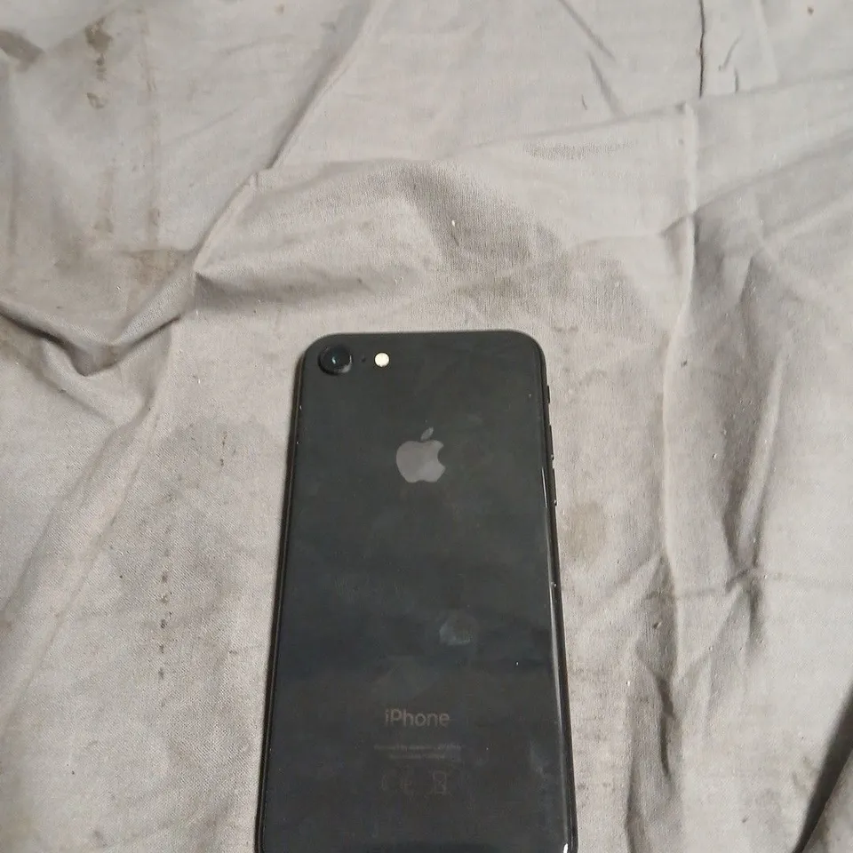 APPLE IPHONE – SPACE GREY SMARTPHONE WITH CRACKED SCREEN 