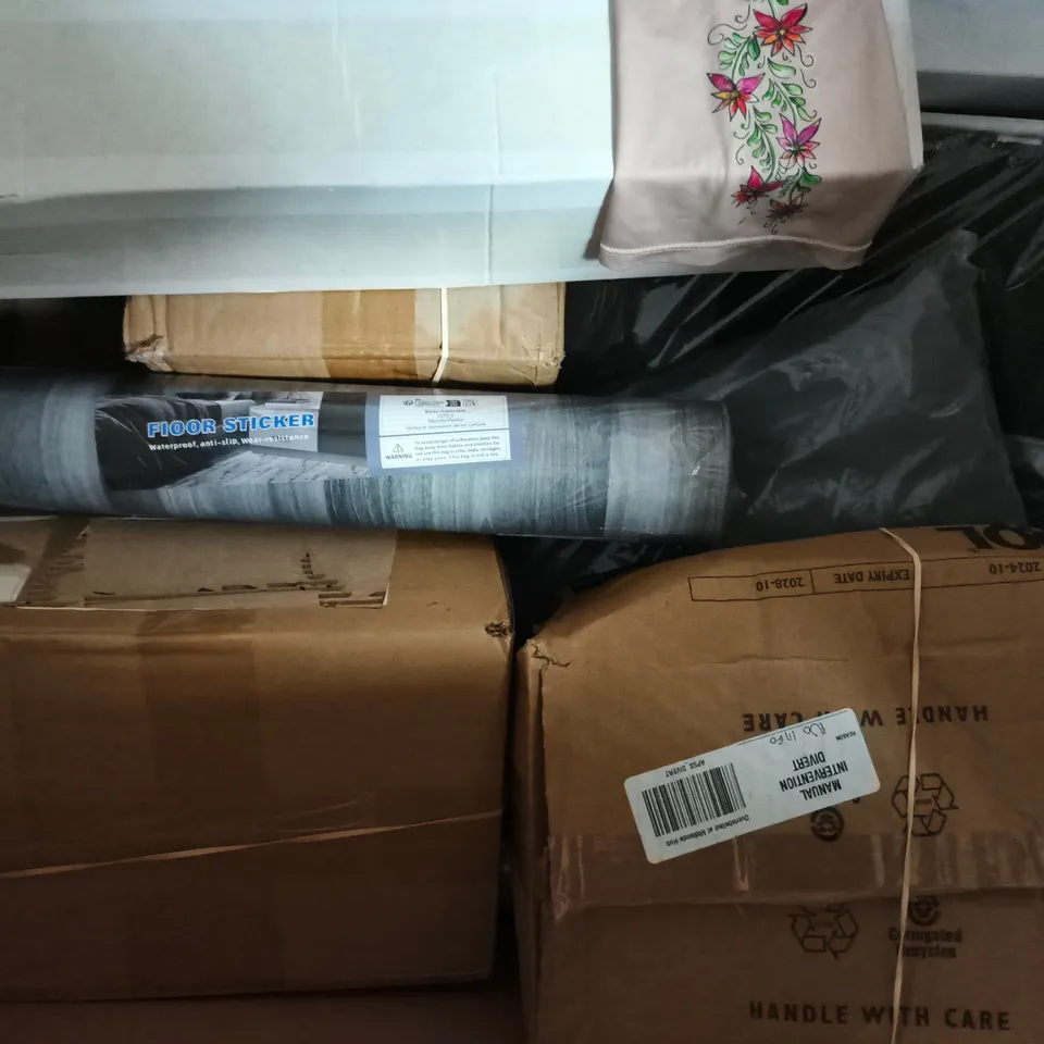 BOX OF APPROXIMATELY 12 ASSORTED HOUSEHOLD ITEMS TO INCLUDE DECORATIVE SOLAR LIGHTS, ETC - COLLECTION ONLY