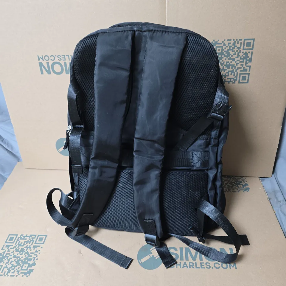 BLACK BACKPACK WITH PADDED BACK AND MULTIPLE COMPARTMENTS