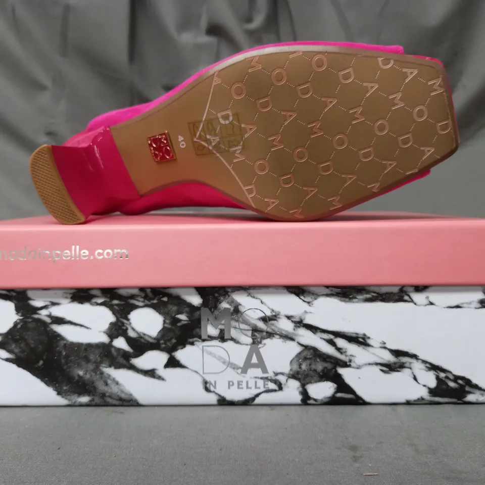 BOXED PAIR OF MODA IN PELLE LARYSSA MULES IN PINK SIZE 7