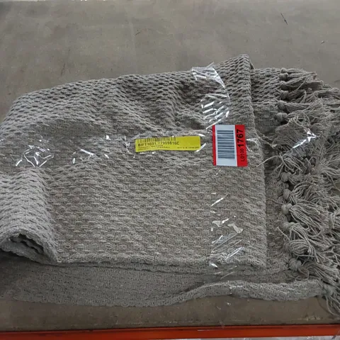 HERMBUSCHE THROW BLANKET