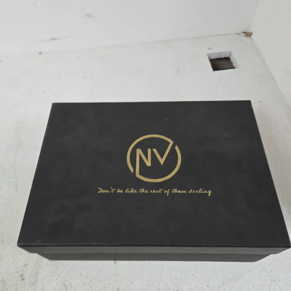KAI NV WHITE SNEAKERS – UK 5 (MODEL B2691)