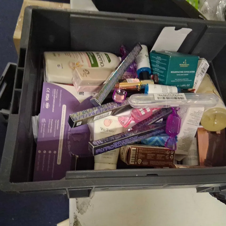 LARGE QUANTITY OF ASSORTED HEALTH AND BEAUTY PRODUCTS TO INCLUDE; LANCASTER, CAUDALIE, KINKIND AND MERWAVE