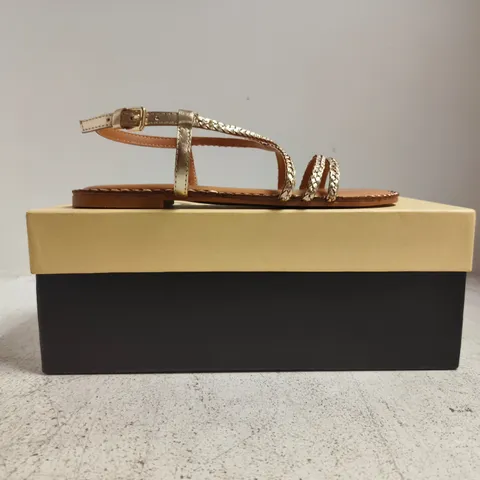 BOXED PAIR OF KURT GEIGER NIMA OPEN TOE FLAT SANDALS IN GOLD SIZE EU 37
