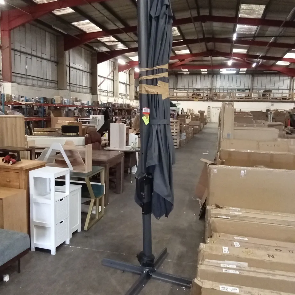 LARGE FREESTANDING PARASOL WITH BASE