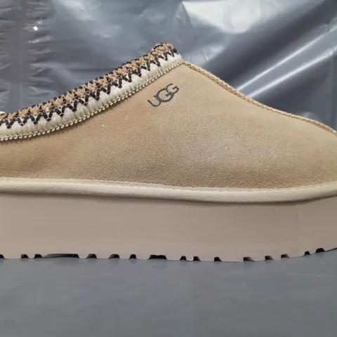 BOXED PAIR OF UGG SHOES IN BEIGE UK SIZE 7