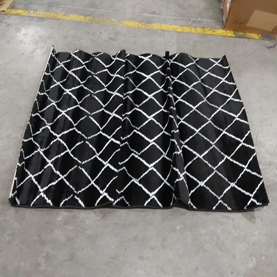 ZIGZAG NOIR DIAMOND PATTERN RUG - BLACK // SIZE: 120 X 160cm