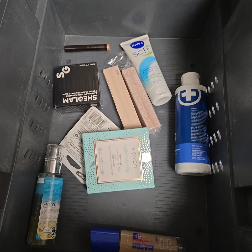 APPROXIMATEY 20 ASSORTED HEALTH AND BEAUTY PRODUCTS TO INCLUDE - MANCAVE MOISTURISER - GHD LEAVE-IN TREATMENT - L'OREAL ELVIVE COLOUR PROTECT CONDITIONER - ETC