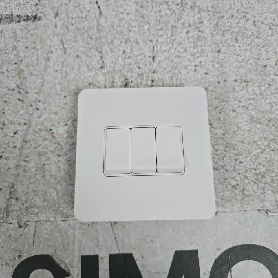 SOHO LIGHTING COMPANY 3-GANG 2-WAY LIGHT SWITCH PLATE – WHITE
