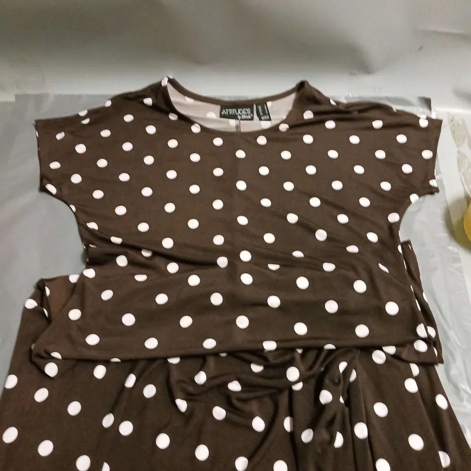 APPROXIMATELY 20 LADIES CLOTHING ITEMS TO INCLUDE TOPS, DRESSES AND BAGS