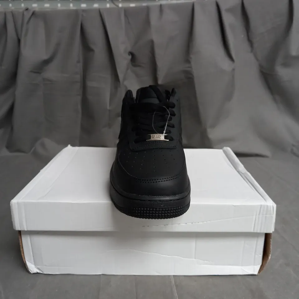 BOXED PAIR OF NIKE BLACK AIR FORCE '07 SIZE 8