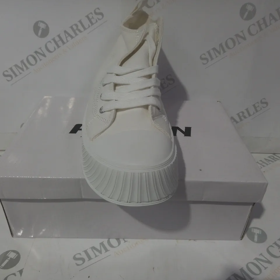 BOXED PAIR OF FASHION PLATFORM CANVAS SHOES IN OFF-WHITE EU SIZE 40