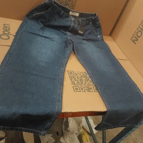 BOX CONTAINING APPROXIMATELY 9x BRAND NEW SIMPLY BE MID BLUE PLEAT DETAIL JEANS - SIZE 18R