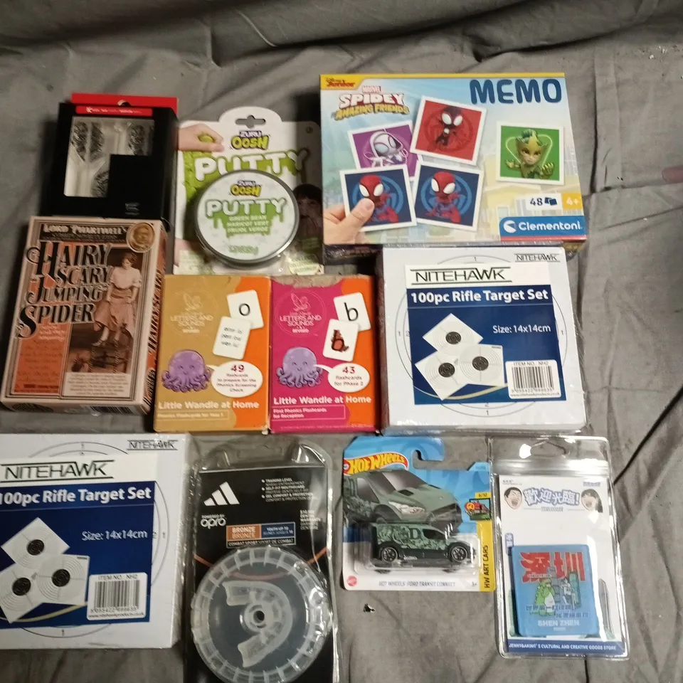 ASSORTED TOYS & GAMES LOT TO INCLUDE NITEHAWK RIFLE TARGET SET, HOT WHEELS CAR, SPIDEY MEMO, LITTLE WANDLE FLASHCARDS & MORE