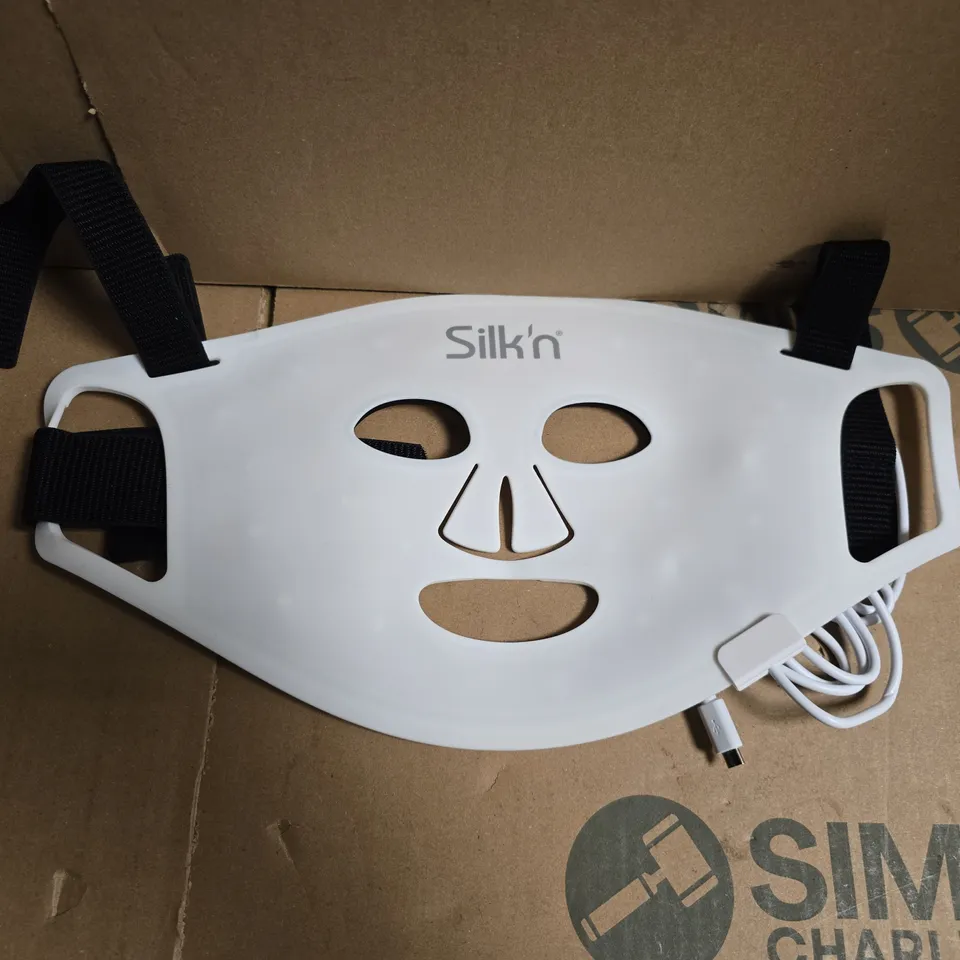 6 BOXED SILK'N LED FACE MASK 100