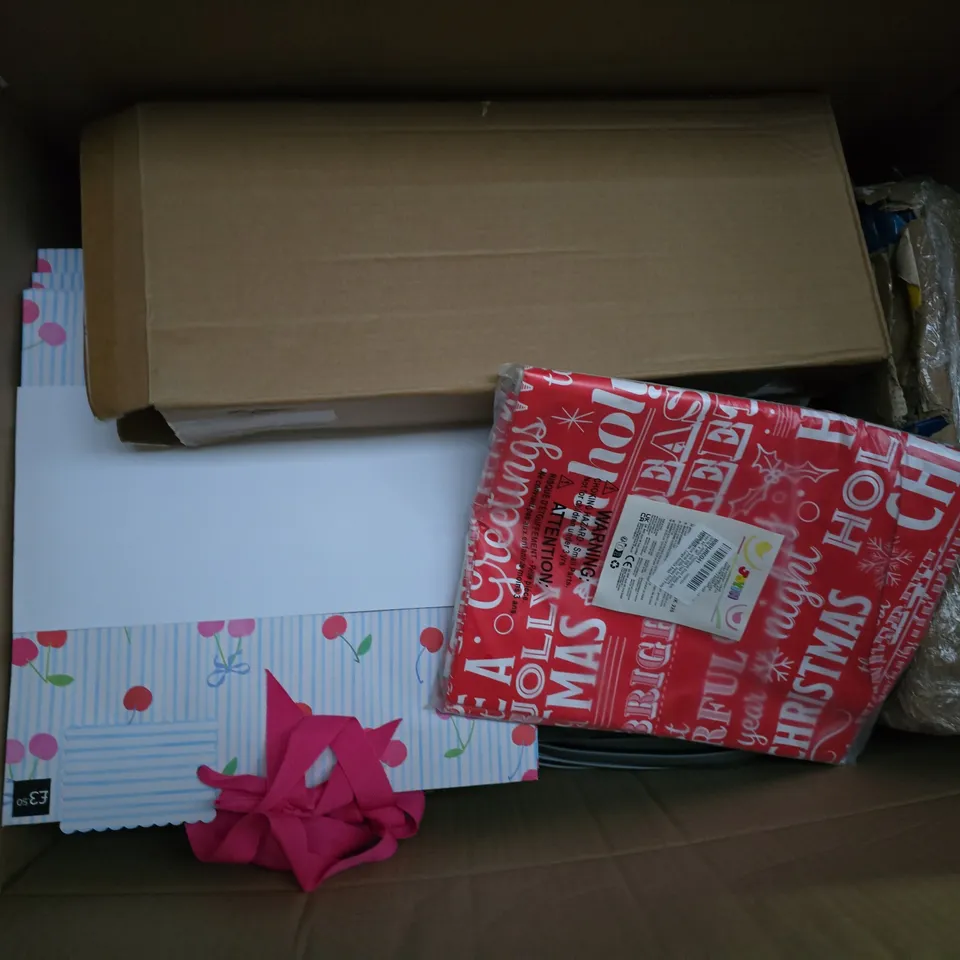 APPROXIMATELY 15 ASSORTED HOUSEHOLD PRODUCTS TO INCLUDE GIFTBAGS, HOT WATER BOTTLE, LASER TONER CARTRIDGE, ETC - COLLECTION ONLY