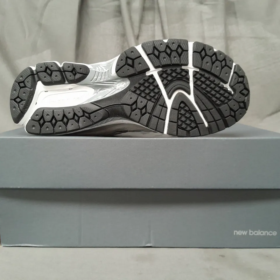 BOXED PAIR OF NEW BALANCE 2002R RUNNING TRAINERS IN GREY/WHITE UK SIZE 6