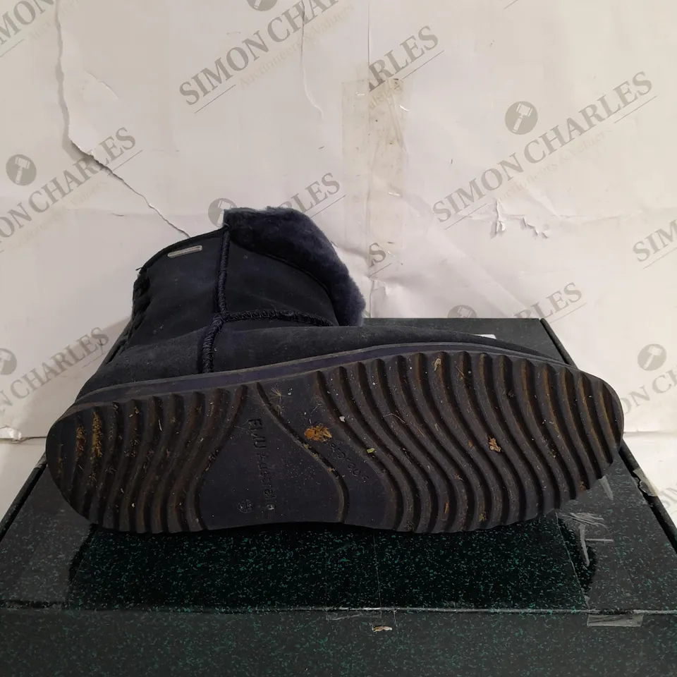 BOXED PAIR OF EMU BIRDWOOD BOOTS IN MIDNIGHT UK SIZE 7
