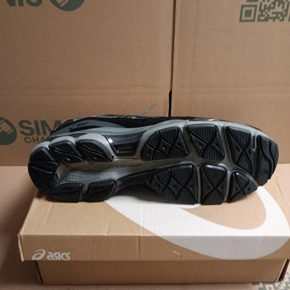 BOXED PAIR OF ASICS GEL-NYC TRAINERS IN BLACK - 9