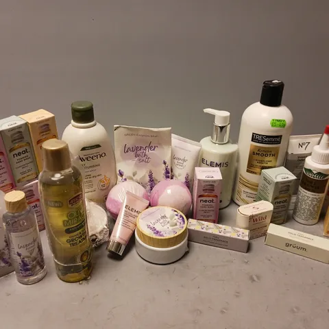 APPROXIMATELY 20 ASSORTED COSMETICS AND BEAUTY ITEMS TO INCLUDE ELEMIS MODERN ENGLISH ROSE BODY CREAM (100ml), TRESEMME KERATIN SMOOTH CONDITIONER (680ml), LAVENDER BODY BUTTER (105ml), ETC