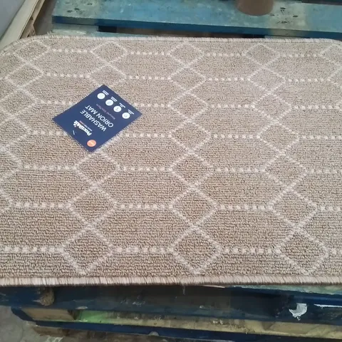 QUALITY DESIGNER AREA RUG - APPROXIMATELY 75X50CM