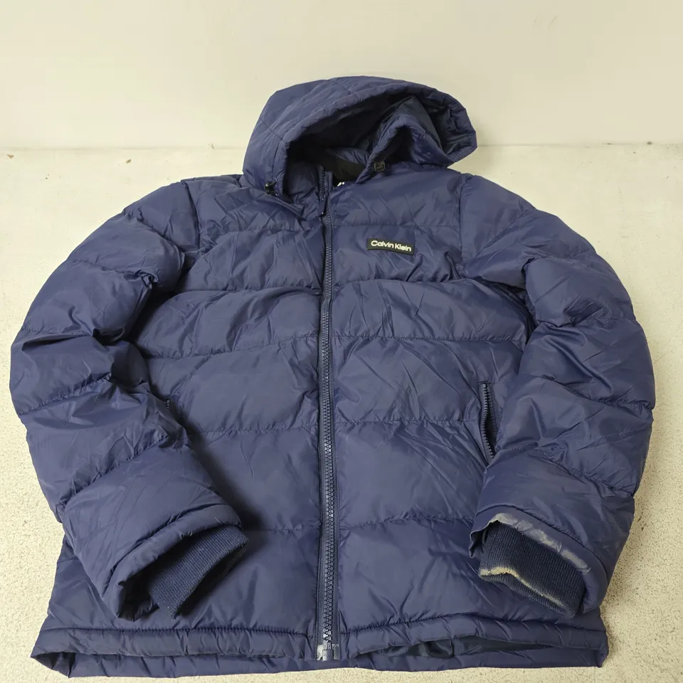 CALVIN KLEIN GOLF NAVY QUILTED HOODED PUFFER JACKET – UK SMALL (S/P)