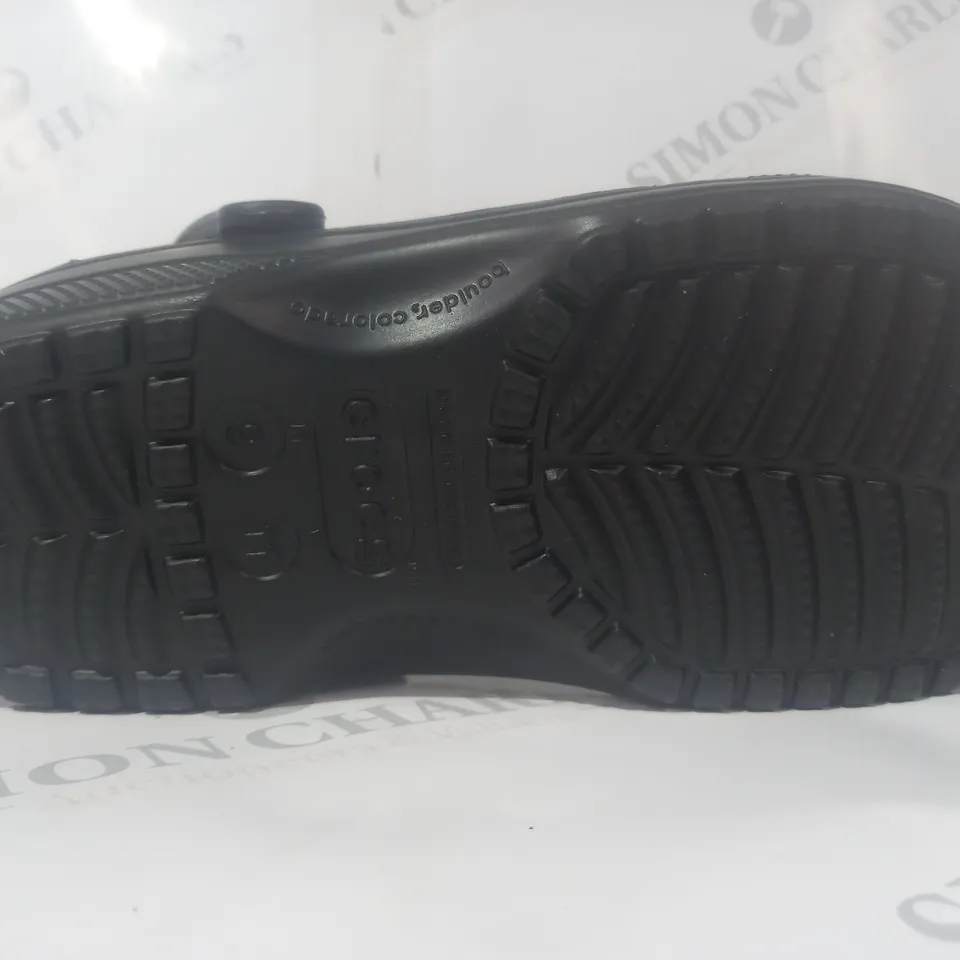 PAIR OF CROCS CLASSIC CLOGS IN BLACK UK SIZE M8/W9