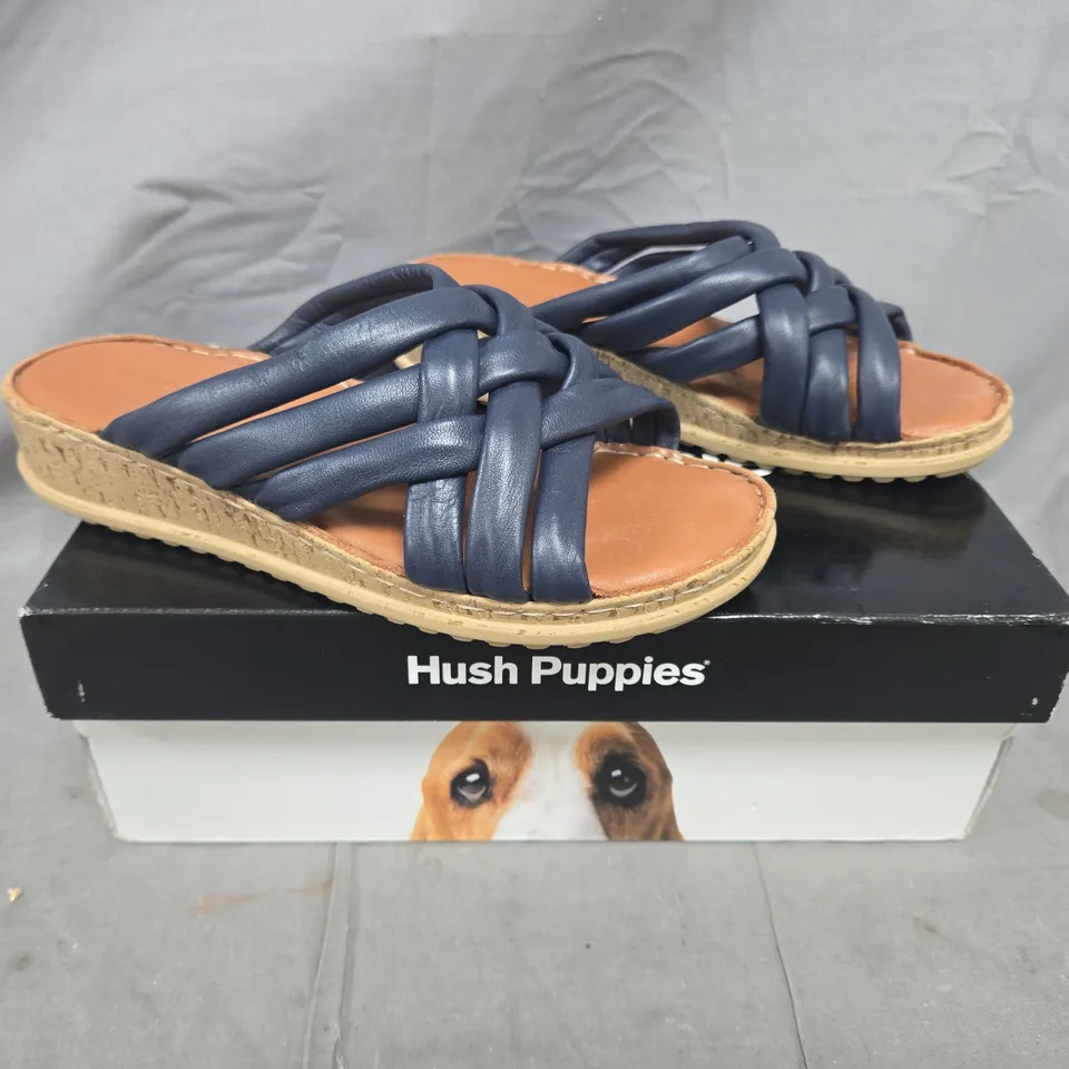 BOXED PAIR OF HUSH PUPPIES ALYSSA SLIDE SANDALS IN NAVY SIZE 5