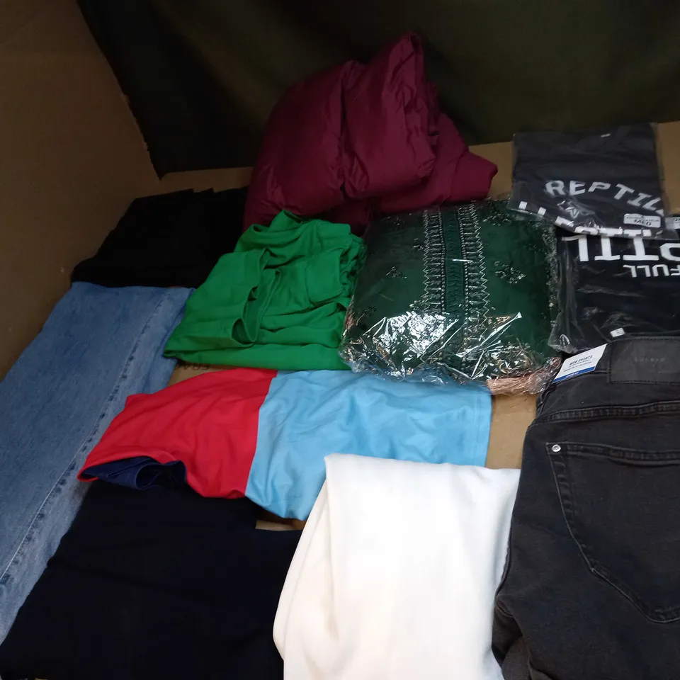 BOX OF APPROX 35 ASSORTED CLOTHING ITEMS TO INCLUDE - DRESSES, T-SHIRTS AND TROUSERS