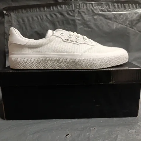 BOXED PAIR OF ADIDAS 3MC TRAINERS IN WHITE SIZE UK 5.5